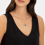 Liebeskind Berlin Halskette bestehend aus einer silbernen Gliederkette und drei verschiedenen Anhängern; Tragebild