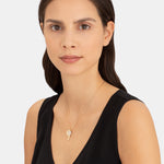 Liebeskind Berlin Halskette bestehend aus einer goldenen Gliederkette und drei verschiedenen Anhängern; Tragebild