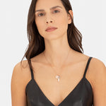 Liebeskind Berlin Halskette bestehend aus einer roségoldenen Gliederkette und drei verschiedenen Anhängern; Tragebild