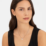 Liebeskind Berlin Halskette bestehend aus einer silbernen Venezianerkette und Herzanhänger; Tragebild