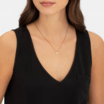 Liebeskind Berlin Halskette bestehend aus einer goldenen Venezianerkette und Herzanhänger; Tragebild