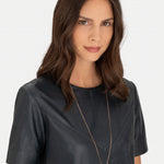 Liebeskind Berlin Halskette bestehend aus einer roségoldenen Venezianerkette mit Herzanhänger mit Gravurmöglichkeit; Tragebild