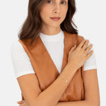 Liebeskind Berlin Armband bestehend aus einer goldenen Venezianerkette und Herzanhänger; Tragebild