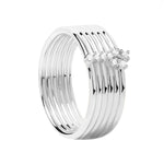 Der PDPaola Ring - Layered Rings in 52 von PDPaola besteht aus fünf parallelen Silberbändern mit einem Cluster kleiner Diamanten an der Spitze, die vor einem weißen Hintergrund präsentiert werden.