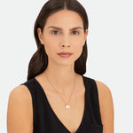 Liebeskind Berlin Halskette bestehend aus einer filigranen, roségoldenen Kette mit einem kleinen Herzanhänger und zwei gravierten, runden Plättchenanhängern; Tragebild