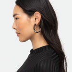 Liebeskind Berlin Creole im Acetat Style, in der Farbe schwarz; Tragebild