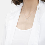 Liebeskind Berlin Halskette bestehend aus einer silbernen Ankerkette und einem silbernem, runden Anhänger mit Logoaufdruck und Zirkoniastein; Tragebild