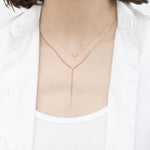 Liebeskind Berlin Halskette bestehend aus einem Mix einer roségoldenen Venezianerkette und einer Ankerkette mit Beads Anhänger aus Rosenquarz; Tragebild