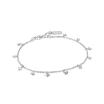 Die Ania Haie Fußkette - Silver Star Pearl Drop Anklet zeigt zarte Silberanhänger, darunter Sterne und Perlen, an einer feinen Kette von Ania Haie.