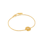 Das Ania Haie Armband - Kyoto Opal Star besteht aus einer goldenen Kette mit einem strukturierten Sonnenschliff-Anhänger und einem rosafarbenen Kyoto Opal Stein in der Mitte - ein raffiniertes Stück aus der Armbandkollektion von Ania Haie.