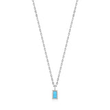 Die Ania Haie Halskette - The Turquoise Pendant von Ania Haie verleiht Ihrem Look mit dem türkisfarbenen Anhänger einen dezenten Farbakzent auf weißem Hintergrund.