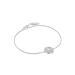 Das Ania Haie Armband - The Kyoto Opal Star ist ein zartes Silberarmband mit einem runden, strukturierten Anhänger, der vom Kyoto-Opal inspiriert ist und mit einer kleinen Schließe versehen ist.