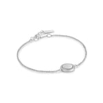 Das Ania Haie Armband - The Rope Disc hat ein zartes silbernes Design mit einem runden, eingravierten Anhänger und einem verstellbaren Verschluss, der jedem Look einen subtilen, maritimen Touch verleiht.