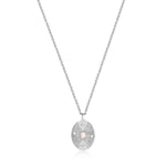 Die Ania Haie Halskette - Rising Star ist eine silberne Kette mit ovalem, strukturiertem Anhänger und weißem Stein - ein elegantes Accessoire, das jedem Outfit von Ania Haie einen edlen Touch verleiht.