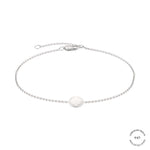 Das LIEBESKIND BERLIN Armband - Gold Collection besteht aus einer zarten Goldkette mit einer kleinen runden gravierten Scheibe in der Mitte, Karabinerverschluss und verstellbarer Länge. Auf dem Plättchen sind "9 KT" und "LIEBESKIND BERLIN" aufgedruckt.