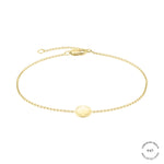 Das LIEBESKIND BERLIN Armband - Gold Collection von Liebeskind Berlin zeichnet sich durch ein filigranes Design aus 18 Karat Gold mit einer kleinen gravierten runden Scheibe und einem verstellbaren Verschluss auf weißem Hintergrund aus.