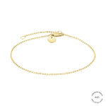 Das LIEBESKIND BERLIN Armband - Gold Collection verfügt über zarte Goldperlen, einen Karabinerverschluss und einen eingravierten runden Anhänger. Dieses Stück ist Teil der 9 KT Gold Collection von Liebeskind Berlin und wird auf Weiß angezeigt.