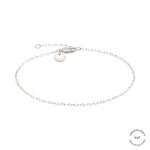 Elegantes LIEBESKIND BERLIN Armband - Gold Collection von Liebeskind Berlin, mit einer zarten goldenen Kette mit verstellbarem Verschluss und kleinem runden Anhänger, präsentiert auf weißem Hintergrund.