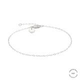 Elegantes LIEBESKIND BERLIN Armband - Gold Collection von Liebeskind Berlin, mit einer zarten goldenen Kette mit verstellbarem Verschluss und kleinem runden Anhänger, präsentiert auf weißem Hintergrund.