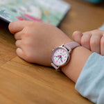 Cool Time Kids Armbanduhr mit Einhorn-Print auf dem Zifferblatt, silbernem Gehäuse und rosa Kunstlederarmband; Tragebild