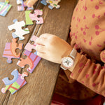 Cool Time Kids Armbanduhr mit Hunde-Motiv auf dem Zifferblatt, roségoldenem Gehäuse und grauem Kunstlederarmband; Tragebild