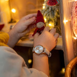 Cool Time Kids Armbanduhr mit Sternchen auf dem Zifferblatt, roségoldenem Gehäuse und grauem Kunstlederarmband; Tragebild