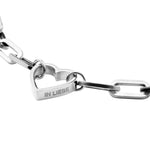 Liebeskind Berlin Armband bestehend aus einer groben, silbernen Gliederkette und einem silbernen Herzanhänger; Nahaufnahme