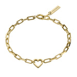 LIEBESKIND BERLIN Armband - In Liebe: Ein goldenes Kettenarmband für Damen mit einem herzförmigen Glied in der Mitte und einem rechteckigen Anhänger an der Schließe, inspiriert von Liebeskind Berlins charakteristischen Herz Armband-Designs.