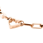 Liebeskind Berlin Armband bestehend aus einer groben, roségoldenen Gliederkette und einem roségoldenen Herzanhänger; Nahaufnahme