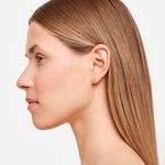 Liebeskind Berlin Ohrstecker in Herzform im asymmetrischen Design und der Farbe gold; Tragebild