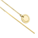 Liebeskind Berlin Ohrhänger bestehend aus einer goldenen Kette mit einem langen Stab und einem Plättchen-Anhänger; Nahaufnahme