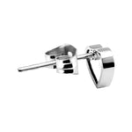 Eine Nahaufnahme des silbernen Liebeskind Berlin Ohrsteckers - In Liebe, ein herzförmiger Ohrstecker für Damen mit Schmetterlingsbesatz, dargestellt auf weißem Hintergrund.