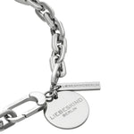 Liebeskind Berlin Armband bestehend aus einer groben, silbernen Gliederkette und zwei silbernen Anhängern; Nahaufnahme