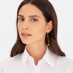 Liebeskind Berlin Ohrhänger bestehend aus einer goldenen Kette mit einem langen Stab und einem Plättchen-Anhänger; Tragebild