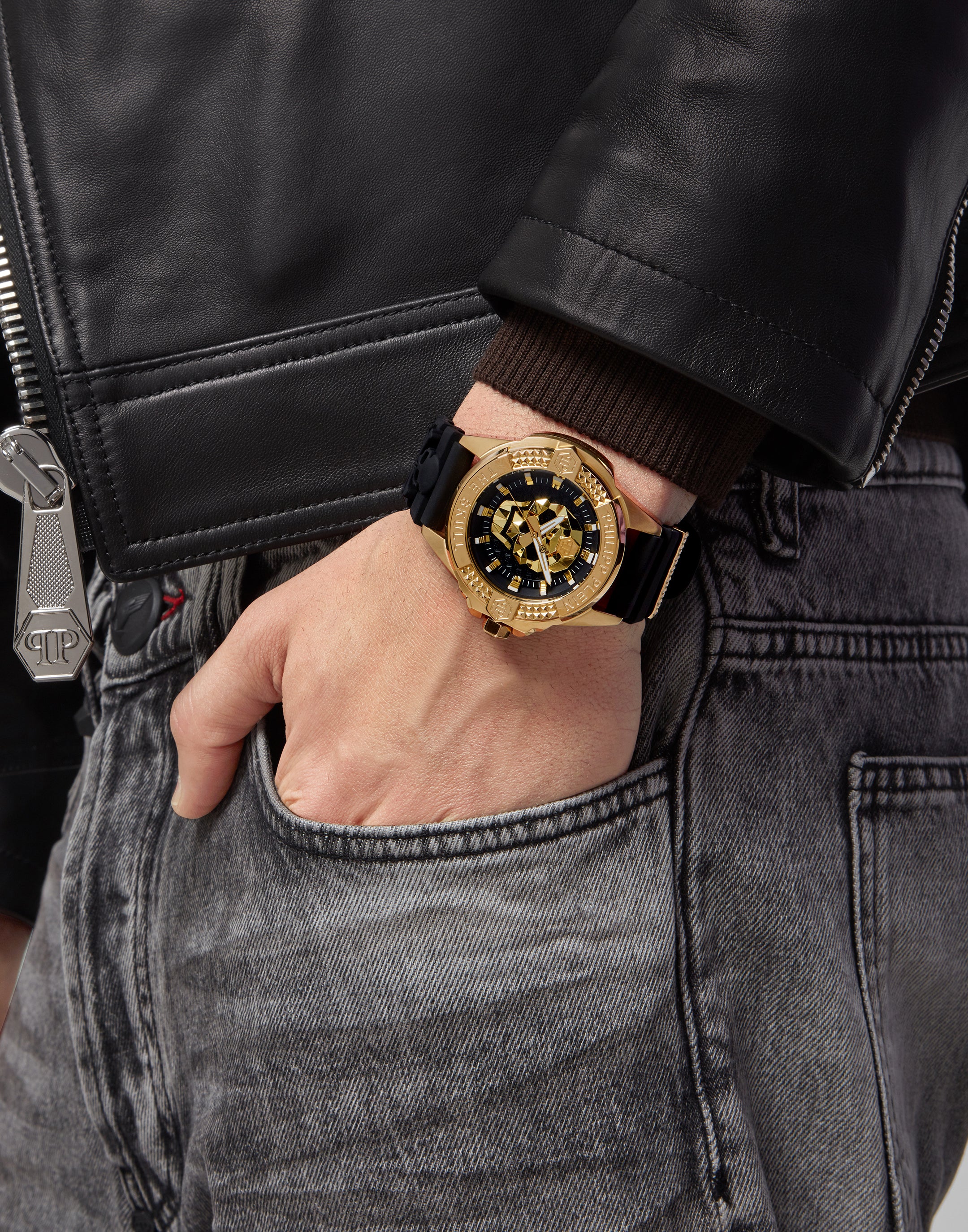 Philipp Plein Armbanduhr mit schwarzem Zifferblatt mit goldenem Totenkopfdesign und goldenen Akzenten, goldenem Gehäuse und schwarzem Silikonband Produktbild