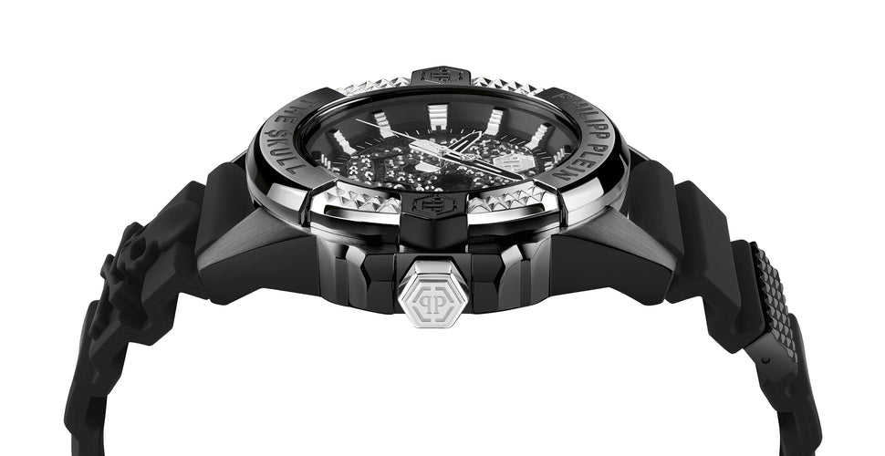 Philipp Plein Armbanduhr mit schwarzem Zifferblatt mit Totenkopfdesign aus silbernen Glassteinen und silbernen Akzenten, schwarzem Gehäuse mit Topring mit silbernen Akzenten und schwarzem Edelstahlband Produktbild