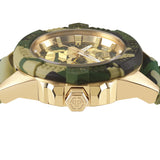 Philipp Plein Armbanduhr - Die Golden Camouflage, eine Herrenarmbanduhr von Philipp Plein, zeichnet sich durch ein goldenes Gehäuse mit grünem Camouflage-Band und -Lünette aus, in der Seitenansicht auf weißem Hintergrund.