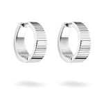 LIEBESKIND BERLIN Creole - The Riffle von Liebeskind Berlin: silberne Edelstahl-Ohrringe mit geriffelter, strukturierter Oberfläche auf weißem Grund.