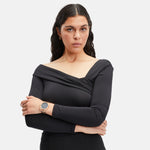 Liebeskind Berlin Creole mit Mix aus glatter und geriffelter Struktur in der Farbe roségold Tragebild 