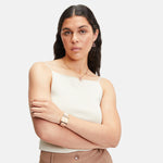 Liebeskind Berlin Ohrhänger in der Farbe roségold mit lila emailliertem Charm Anhänger Tragebild