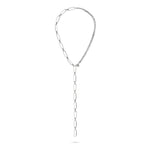 LIEBESKIND BERLIN Halskette - Wear it Different: Eine silberne, asymmetrische Kette mit länglichen, ovalen Gliedern und einem tropfenförmigen Anhänger von Liebeskind Berlin, die modernen Stil auf weißem Grund bietet.