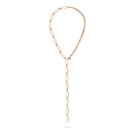 LIEBESKIND BERLIN Halskette - Wear it Different: Eine goldene Halskette von Liebeskind Berlin mit gemischten Kettengliedern - eine Seite klobig, eine Seite fein - auf weißem Hintergrund.