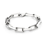 Das LIEBESKIND BERLIN Armband - Big Link von Liebeskind Berlin ist ein silbernes, rechteckiges Gliederarmband mit Karabinerverschluss aus Edelstahl auf weißem Grund.