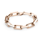 Das LIEBESKIND BERLIN Armband - Big Link ist ein roségoldenes rechteckiges Gliederarmband für Damen aus Edelstahl mit Karabinerverschluss, inspiriert vom Liebeskind Berlin-Stil und auf weißem Hintergrund.