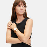 Tamaris Armbanduhr mit silbernem Zifferblatt, goldenem runden flachen Gehäuse mit Topring und goldenem Edelstahlband Tragebild 