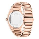 Tamaris Armbanduhr mit silbernem Zifferblatt, roségoldenem runden flachen Gehäuse mit Topring und roségoldenem Edelstahlband Rückansicht 
