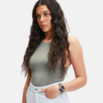 Liebeskind Berlin Armbanduhr mit lila Zifferblatt, lila Gehäuse mit Topring, lila Edelstahlband und Multifunktionswerk Tragebild