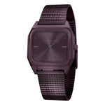 Die LIEBESKIND BERLIN Armbanduhr - Vintage Classic von Liebeskind Berlin hat ein quadratisches, lilafarbenes 34-mm-Gehäuse, einen minimalistischen Look und ein Armband aus Edelstahlgewebe.