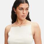 Liebeskind Berlin Ohrhänger in der Farbe roségold mit lila emailliertem Charm Anhänger Tragebild