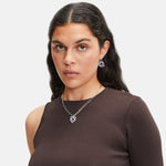 Liebeskind Berlin Halskette bestehend aus einer silbernen Gliederkette und einem emailliertem Icon-Anhänger in der Farbe lila; Tragebild